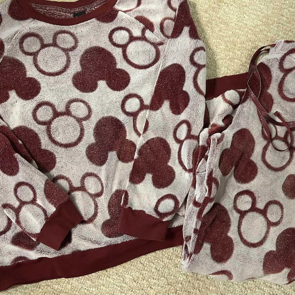 Cozy Maroon and Cream Mickey Mouse loungewear Set ladies size large nwot